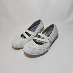 Women's white lace sketcher relaxed fit shoes Comfort Sz 6.5